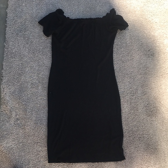 Two dresses one has no sleeves - Picture 3 of 3